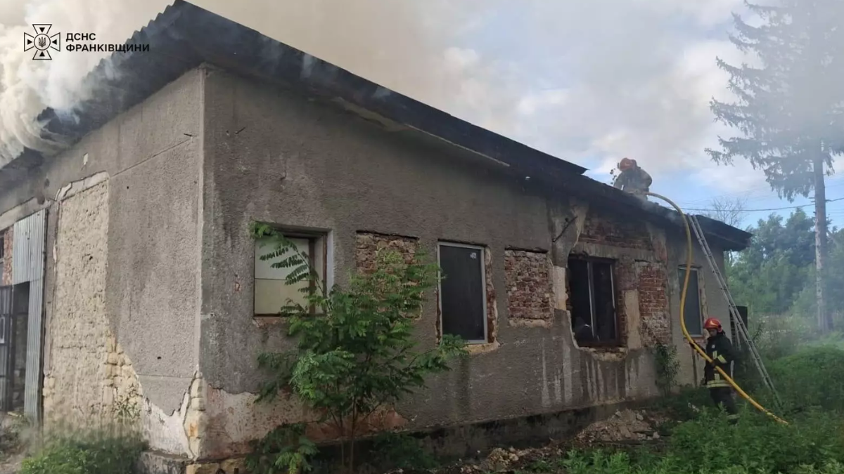 21 липня в селі Пуків Рогатинської громади сталася пожежа покрівлі та перекриття одноповерхового складського приміщення