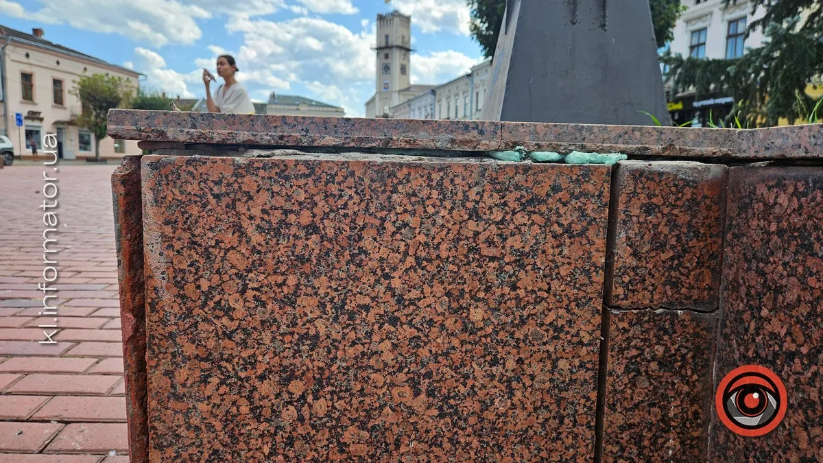У Коломиї робітники намагалися зафіксувати гранітні плити монтажною піною