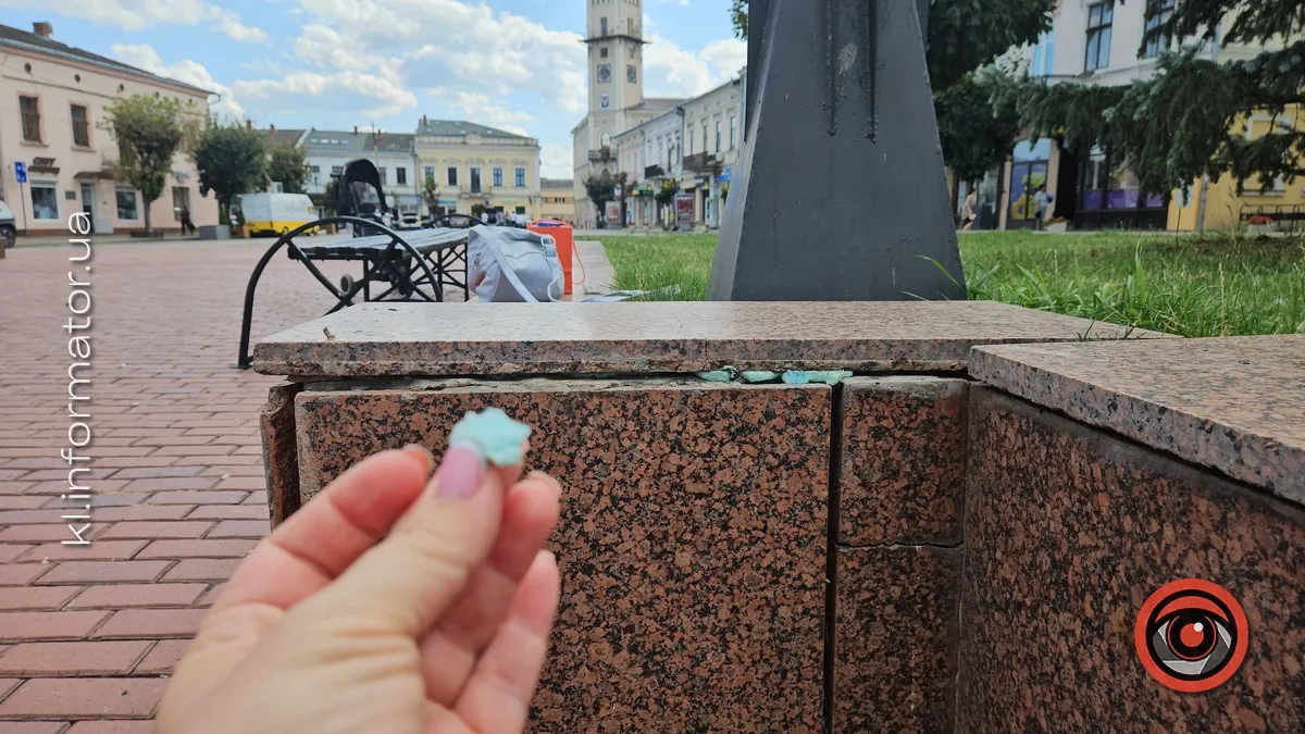 У Коломиї робітники намагалися зафіксувати гранітні плити монтажною піною