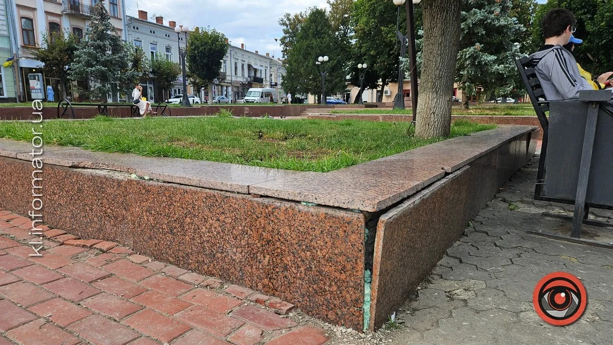 У Коломиї робітники намагалися зафіксувати гранітні плити монтажною піною