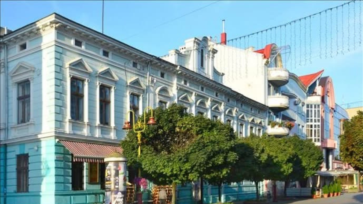 Від бібліотеки міщанського казино до юнацької: історія будівлі на вулиці Незалежності у Франківську