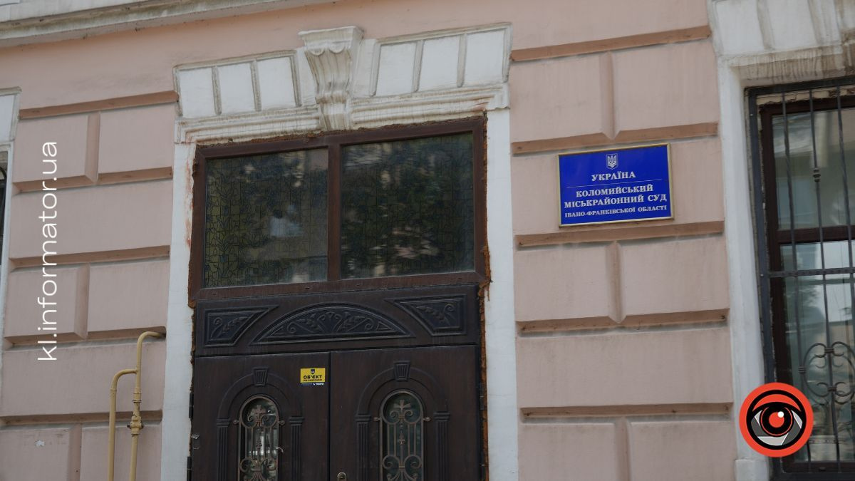 у Коломиї судили чоловіка за знущання над матірʼю