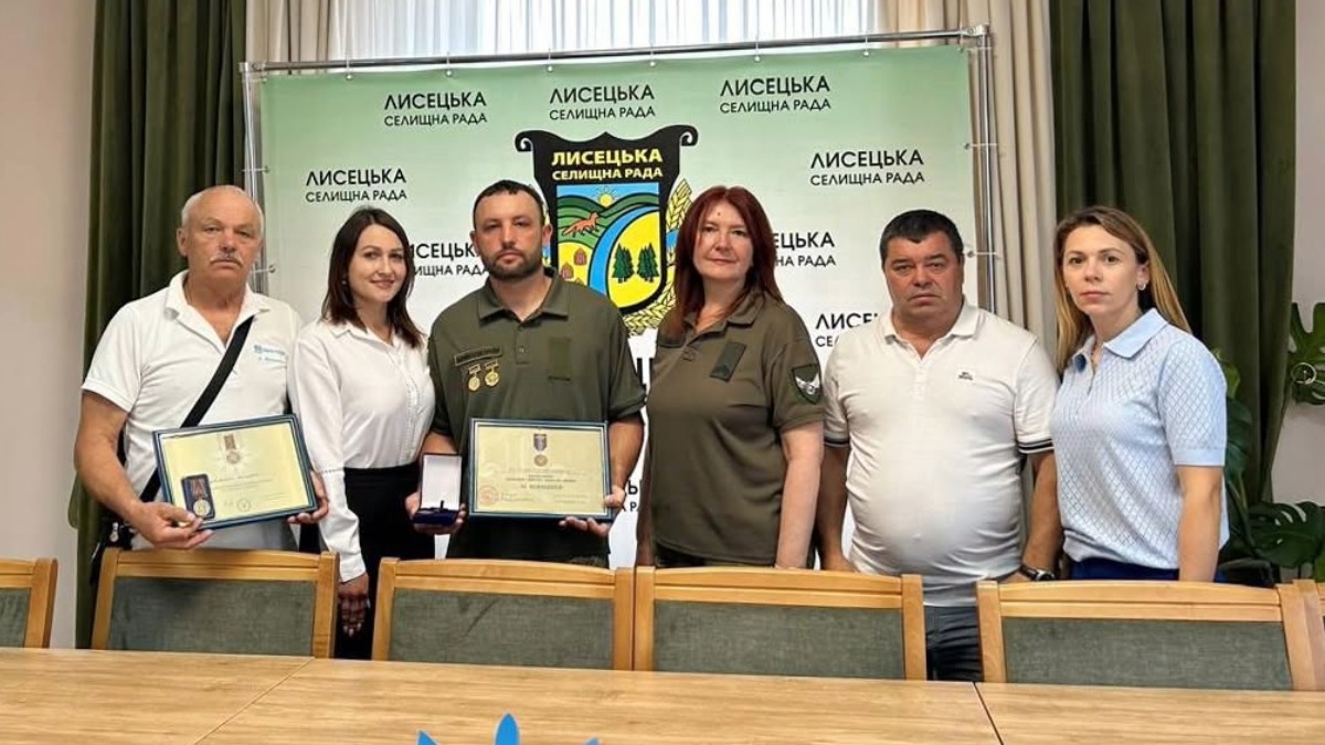 На Прикарпатті військовому Віталію Базіву вручили нагороди Президента та Міністра оборони