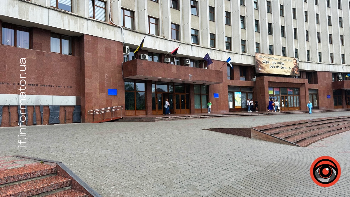 На шляху до будівлі Івано-Франківської міської ради