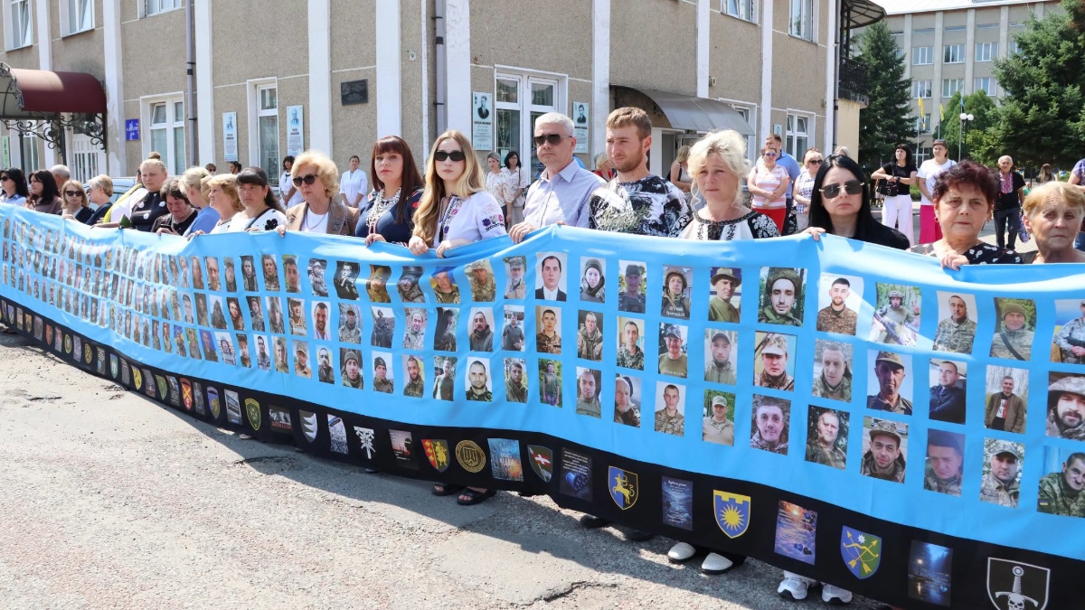 Відкриття Алеї віри та надії у Тисмениці Івано-Франківської області. Джерело світлини: Тисменицька міська рада