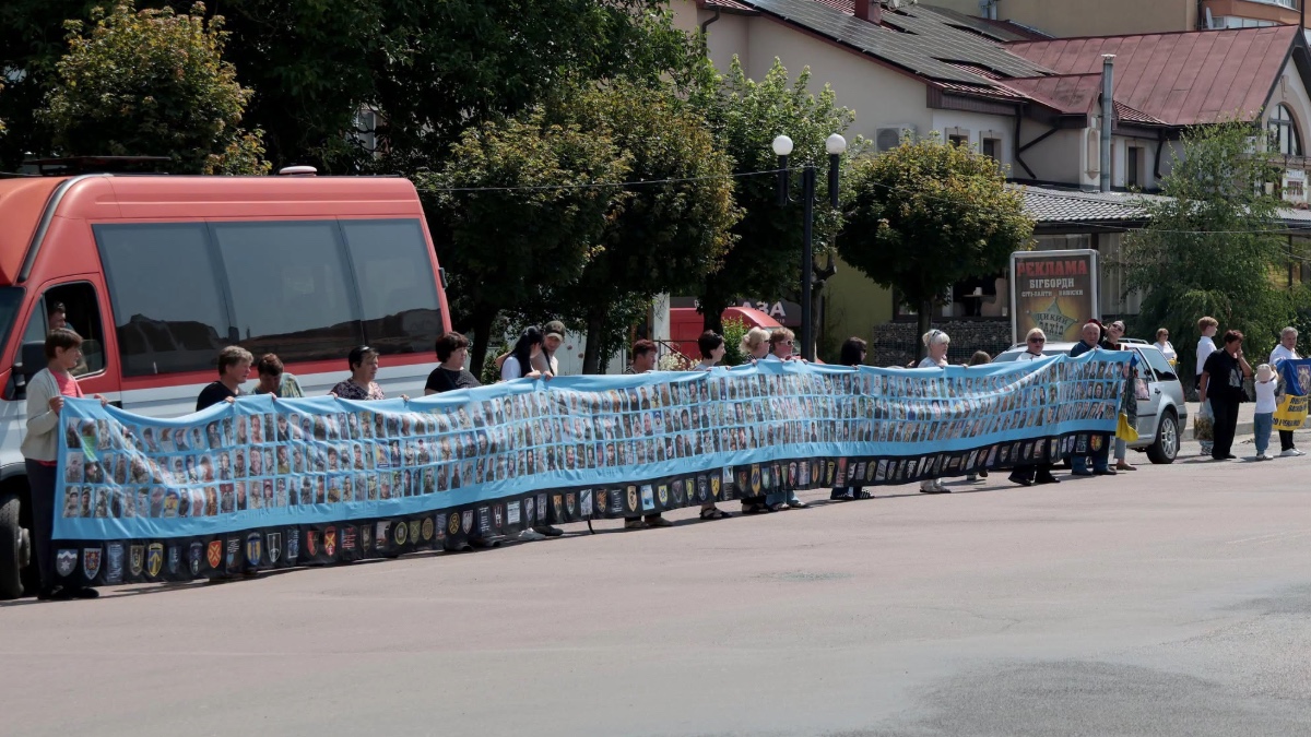 Відкриття Алеї віри та надії у Тисмениці Івано-Франківської області. Джерело світлини: Тисменицька міська рада