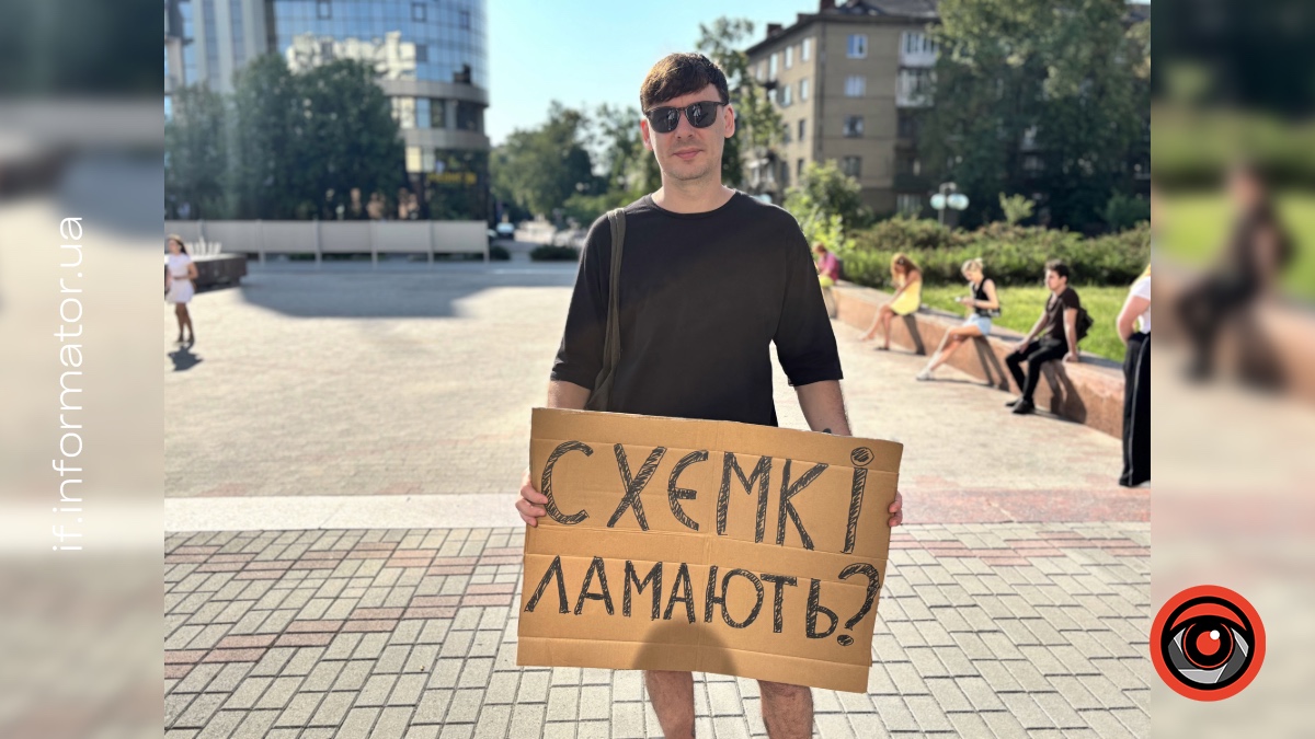 Юрій під час мирного протесту проти звільнення Михайла Федорова з посади міністра оборони. Фото: Тетяна Сарай