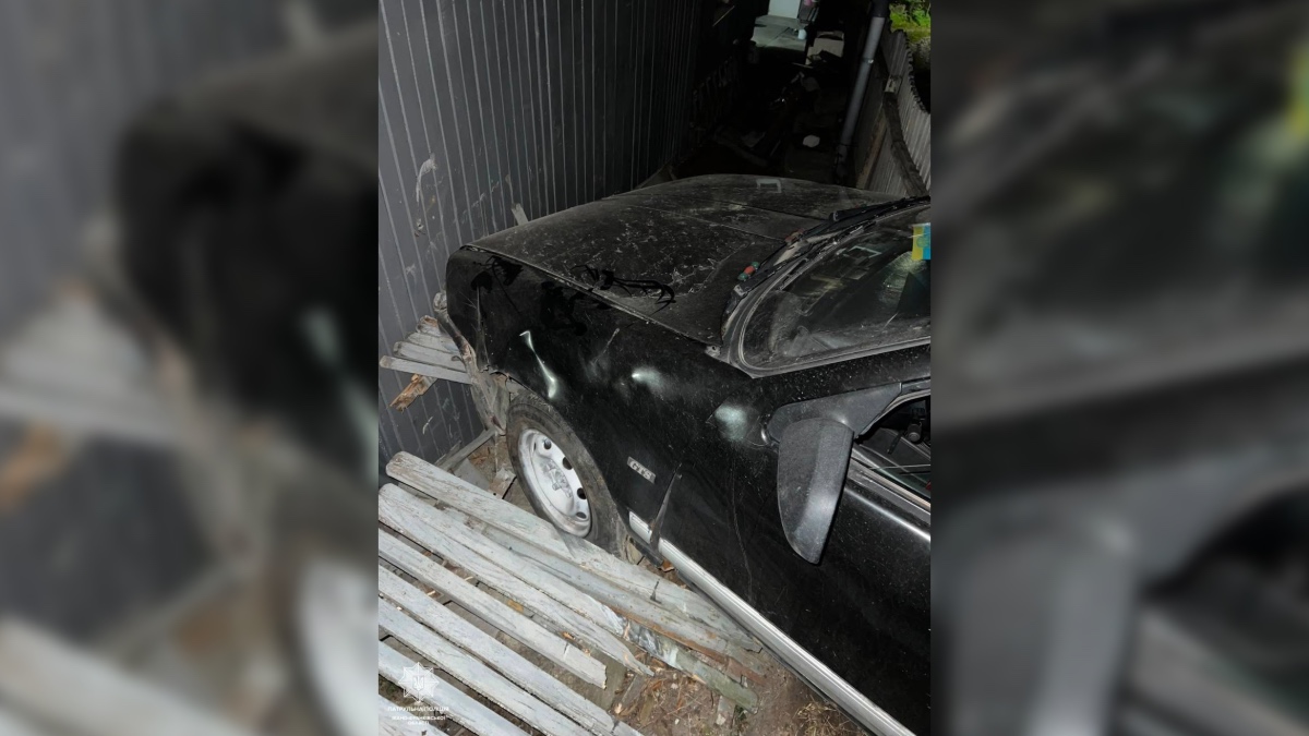 На вулиці Вовчинецькій у Франківську 19-річна водійка не впоралася з керуванням та врізалася у паркан