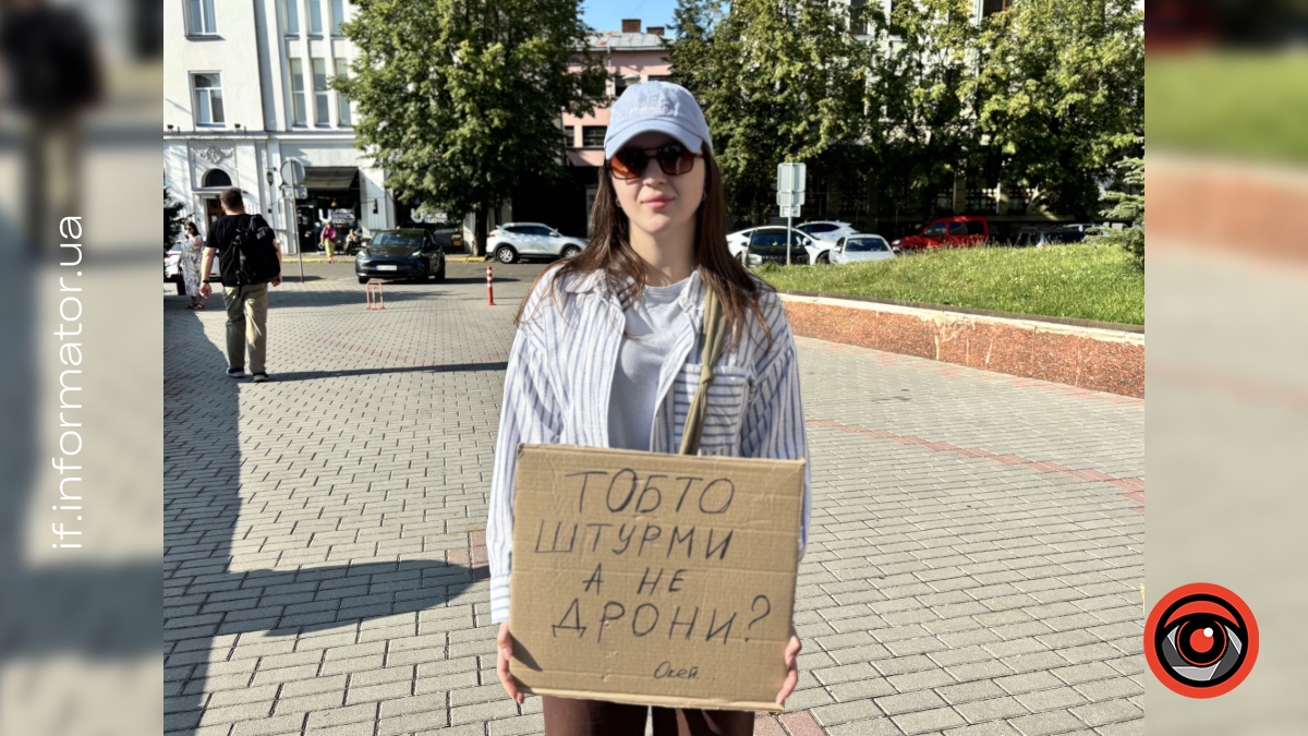 Вікторія під час мирного протесту проти звільнення Михайла Федорова з посади міністра оборони. Фото: Тетяна Сарай