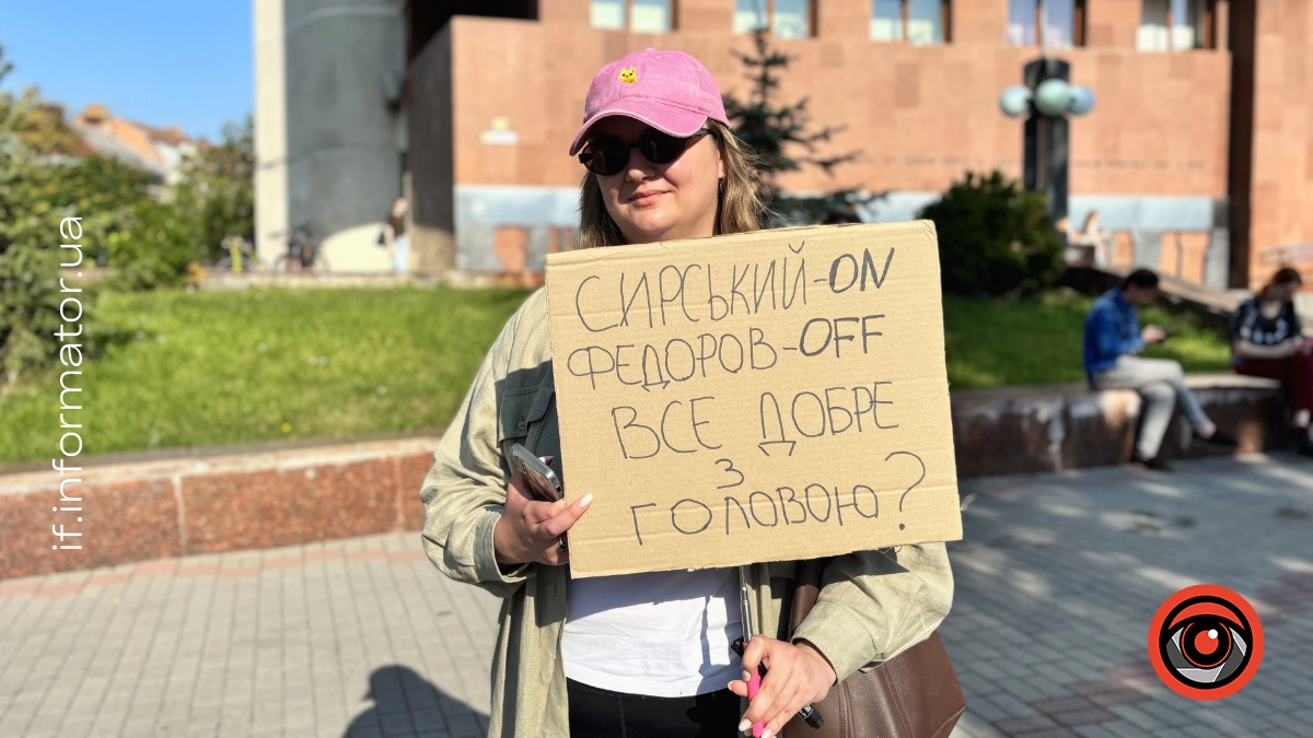 Олена під час мирного протесту проти звільнення Михайла Федорова з посади міністра оборони. Фото: Тетяна Сарай