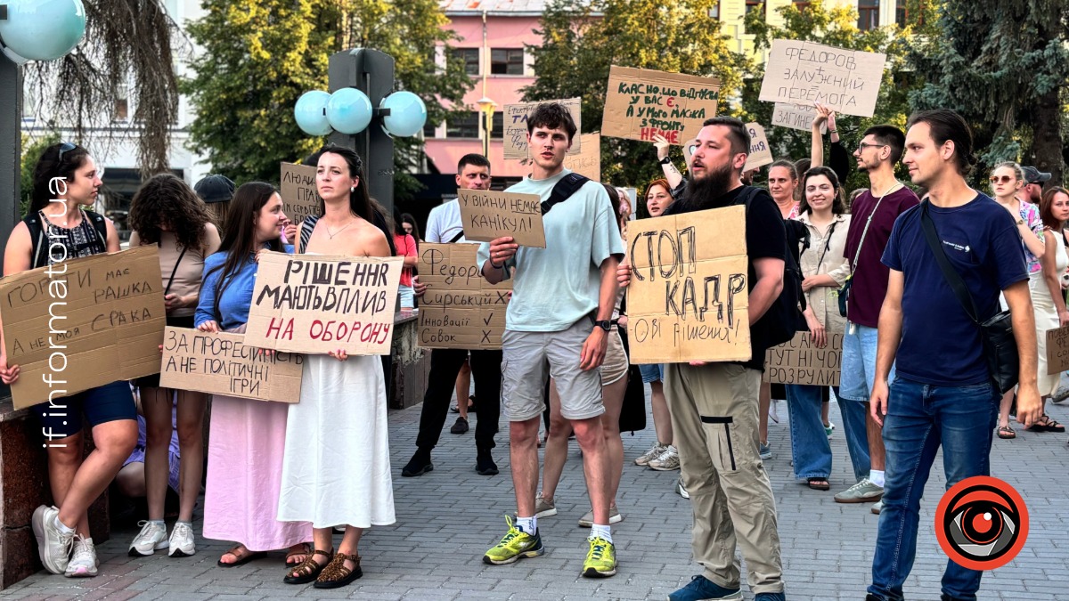 Мирний протест проти звільнення Михайла Федорова з посади міністра оборони. Фото: Тетяна Сарай