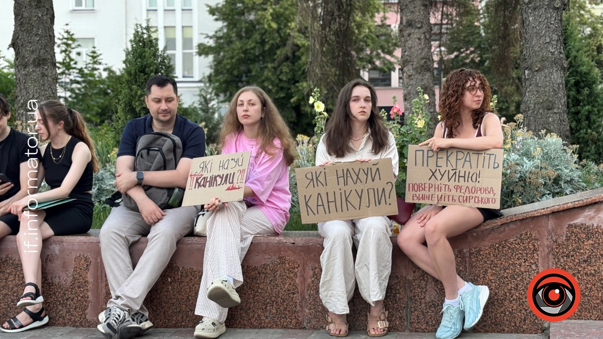 Мирний протест проти звільнення Михайла Федорова з посади міністра оборони. Фото: Тетяна Сарай