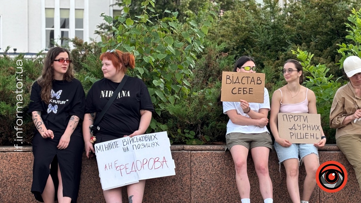 Мирний протест проти звільнення Михайла Федорова з посади міністра оборони. Фото: Тетяна Сарай