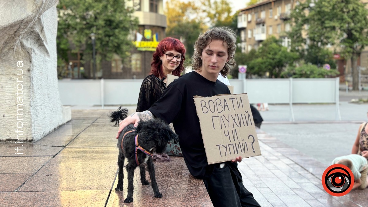Мирний протест проти звільнення Михайла Федорова з посади міністра оборони. Фото: Тетяна Сарай