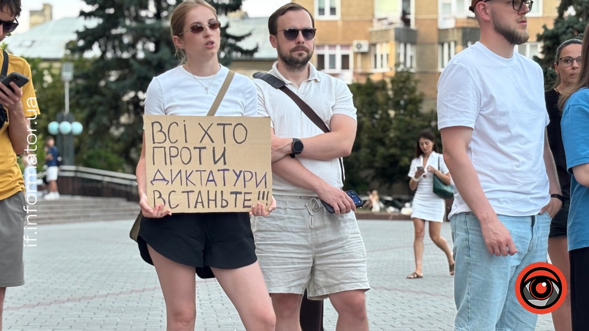 Мирний протест щодо звільнення Михайла Федорова з посади міністра оборони. Фото: Тетяна Сарай
