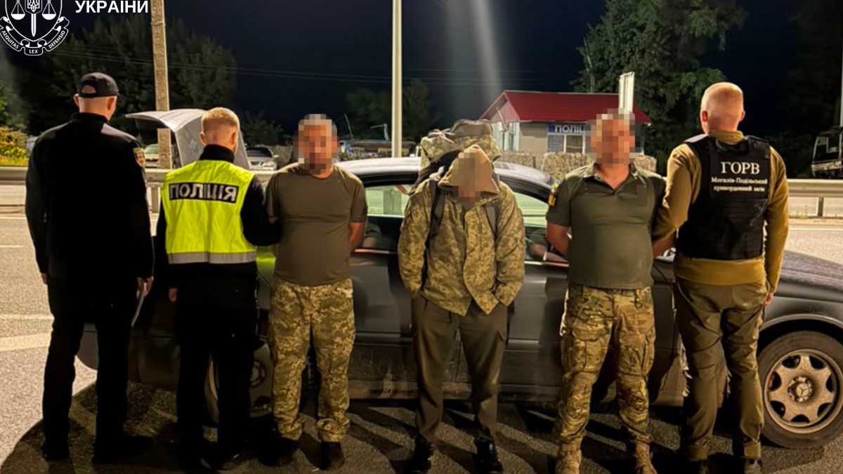 Двох жителів Івано-Франківська підозрюють у сприянні незаконному переправленню чоловіка через державний кордон. Фото: Вінницька обласна прокуратура.