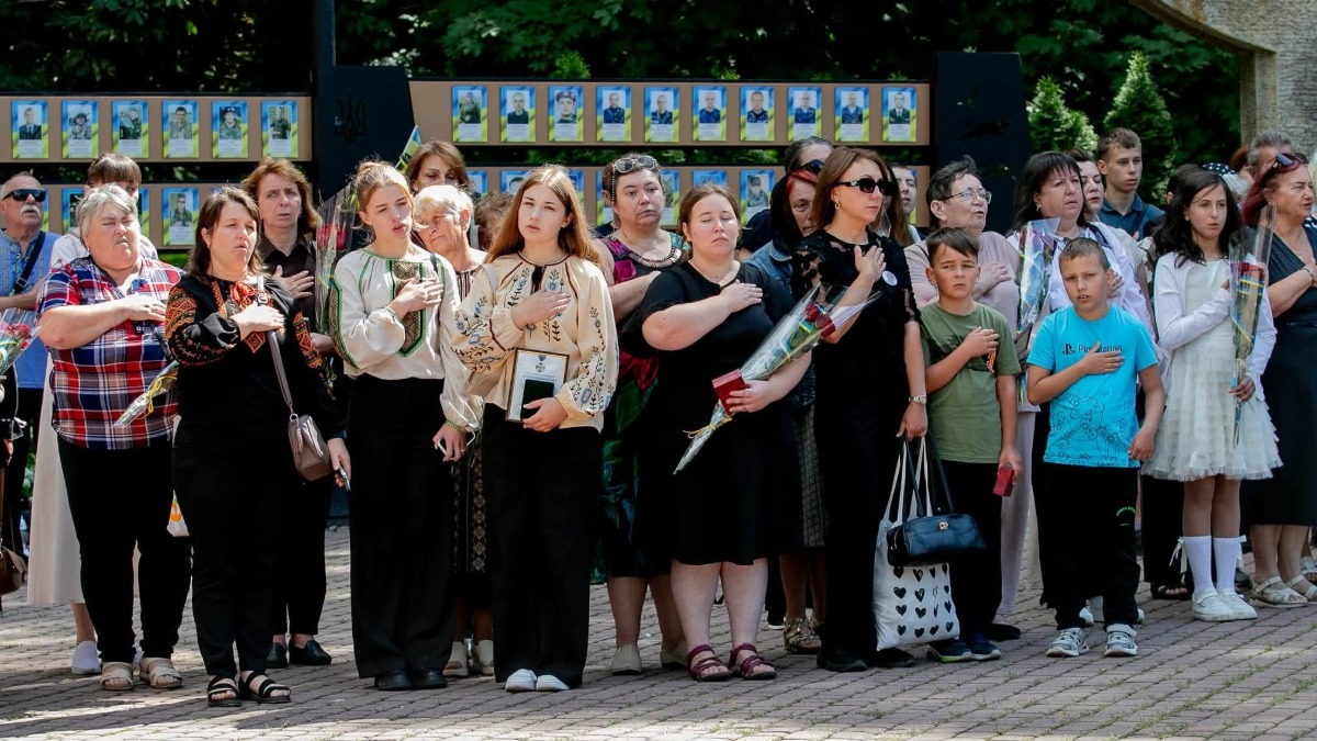 На Прикарпатті відбулася церемонія вшанування пам’яті полеглих Захисників і Захисниць України. Фото: Івано-Франківська ОВА.