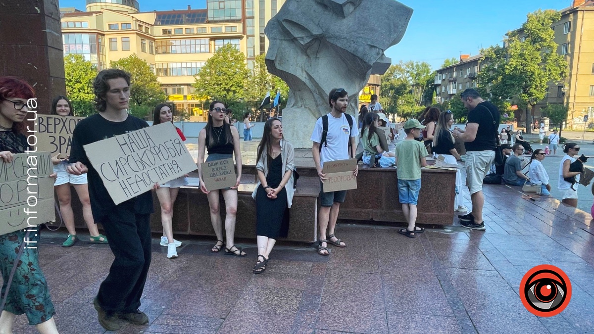 Протест через відставку міністра оборони Михайла Федорова в Івано-Франківську 17 серпня. Фото: Ігор Городецький