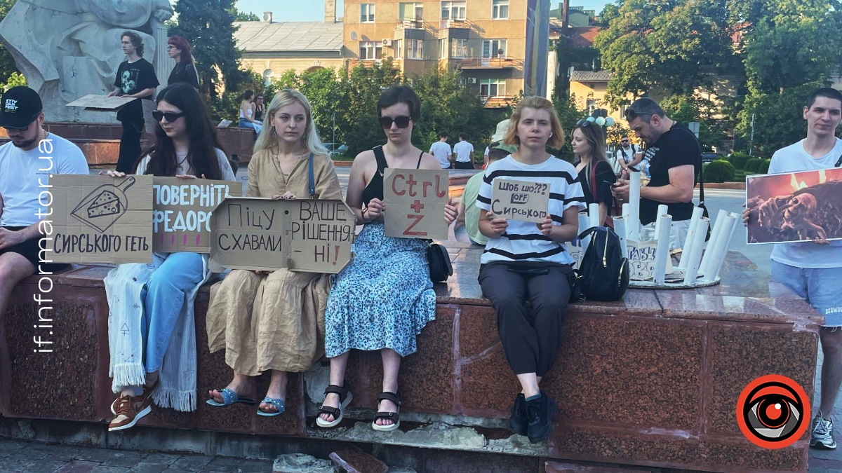 Протест через відставку міністра оборони Михайла Федорова в Івано-Франківську 17 серпня. Фото: Ігор Городецький