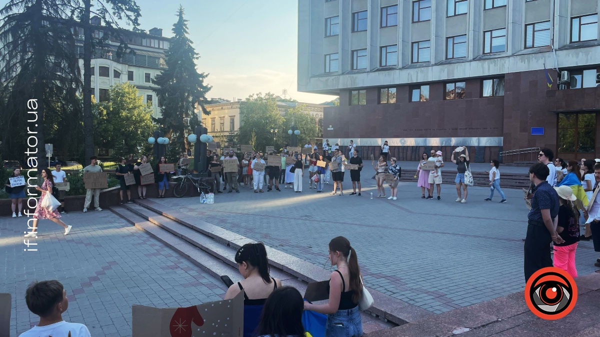 Протест через відставку міністра оборони Михайла Федорова в Івано-Франківську 17 серпня. Фото: Ігор Городецький