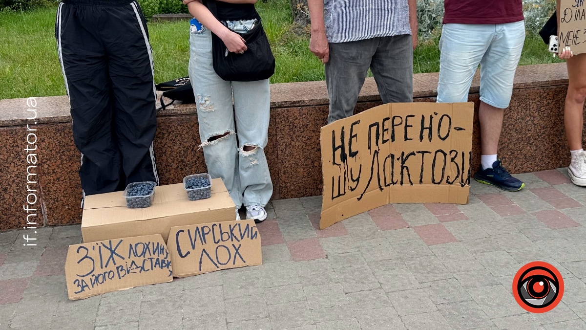 Мирний протест щодо відставки головнокомандувача ЗСУ Олександра Сирського та на підтримку Михайла Федорова в Івано-Франківську 18 липня 2026 року. Фото: Олександра Сухарник