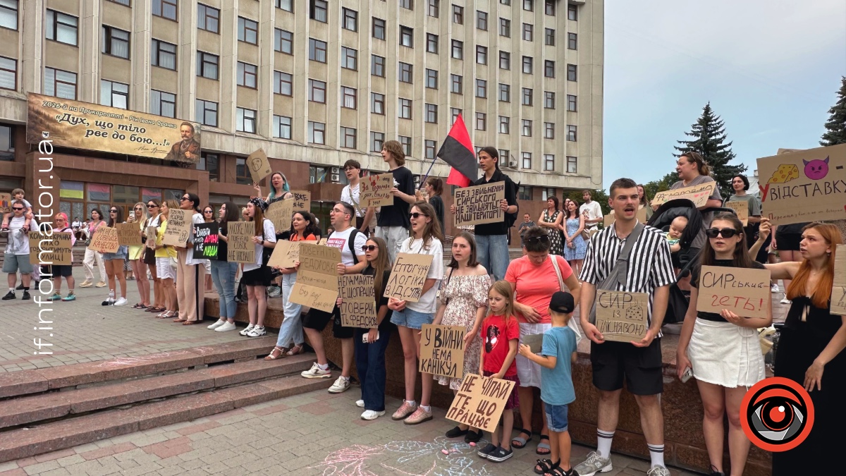 Мирний протест щодо відставки головнокомандувача ЗСУ Олександра Сирського та на підтримку Михайла Федорова в Івано-Франківську 18 липня 2026 року. Фото: Олександра Сухарник