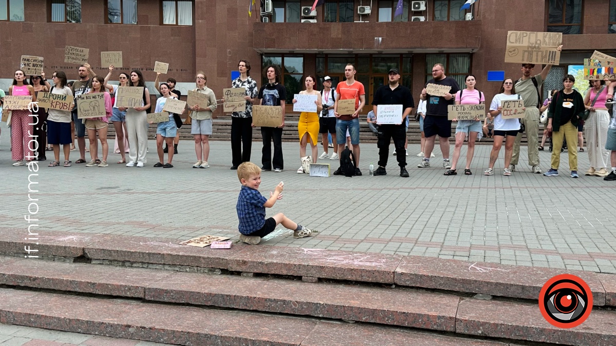 Мирний протест щодо відставки головнокомандувача ЗСУ Олександра Сирського та на підтримку Михайла Федорова в Івано-Франківську 18 липня 2026 року. Фото: Олександра Сухарник
