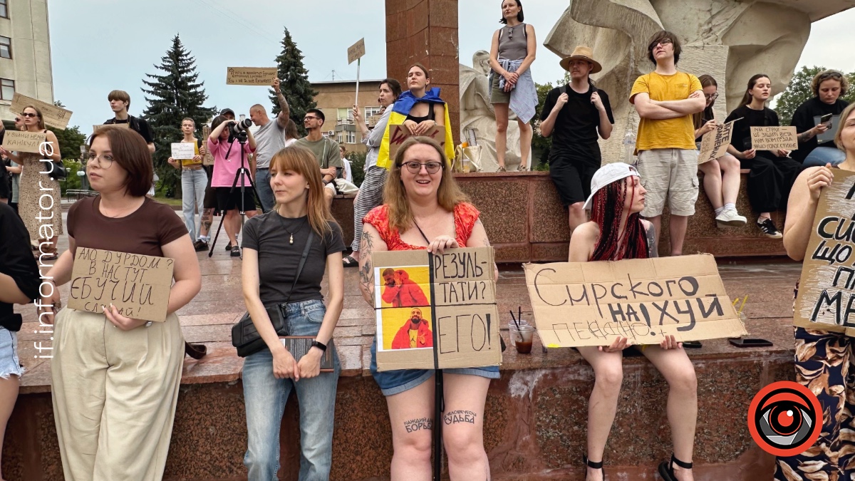 Мирний протест щодо відставки головнокомандувача ЗСУ Олександра Сирського та на підтримку Михайла Федорова в Івано-Франківську 18 липня 2026 року. Фото: Олександра Сухарник