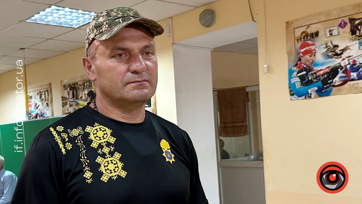 Роман Зорій під час відкритого міського турніру з дартсу в Івано-Франківську. Фото: Олександра Сухарник