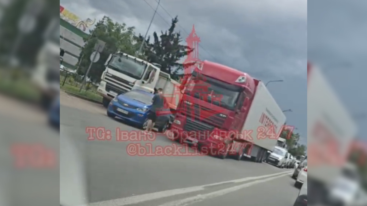 24 липня на вулиці Коновальця у Франківську водій вантажівки через неуважність зіткнувся із Chevrolet Bolt
