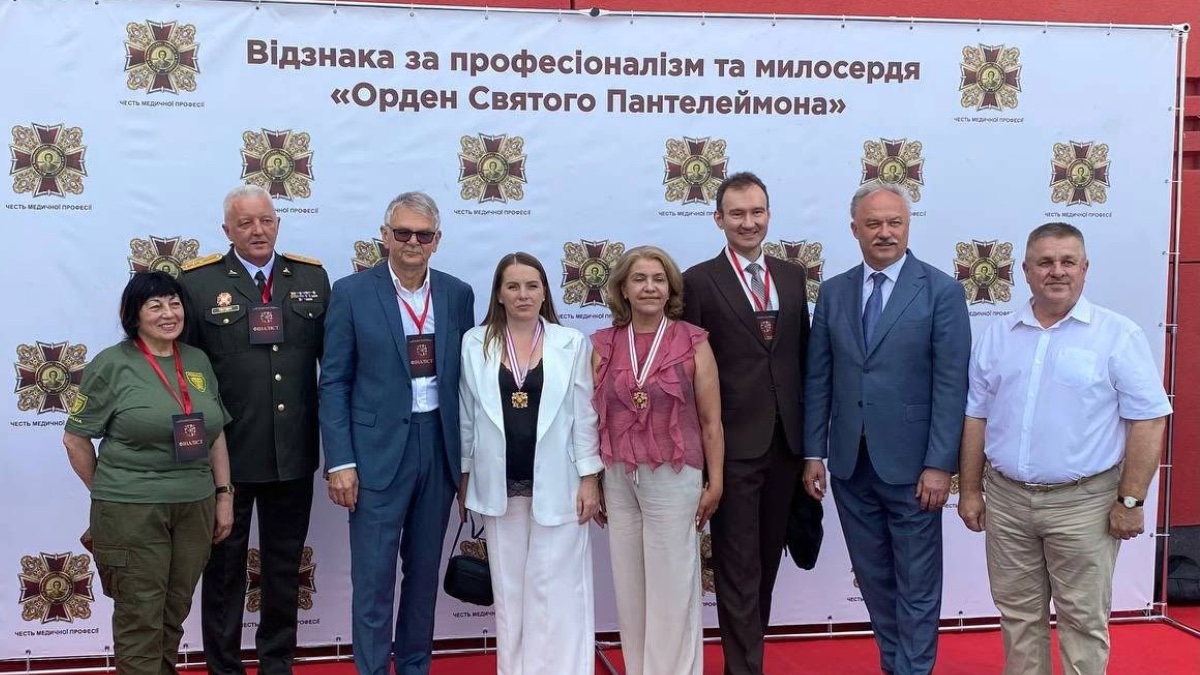 Під час заходу «Відзнака за професіоналізм та милосердя «Орден Святого Пантелеймона». Джерело світлини: КНП «Центральна міська клінічна лікарня Івано-Франківської міської ради»
