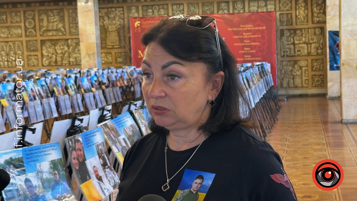 Світлана Казьмірук під час фотовиставки «Ненароджені для війни» у Франківському драмтеатрі 31 липня 2026 року. Фото: Олександра Сухарник