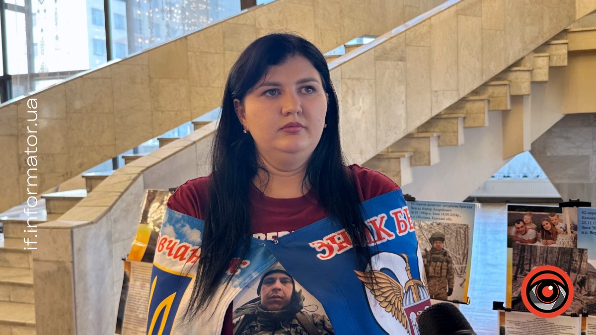 Оля Леник під час фотовиставки «Ненароджені для війни» у Франківському драмтеатрі 31 липня 2026 року. Фото: Олександра Сухарник
