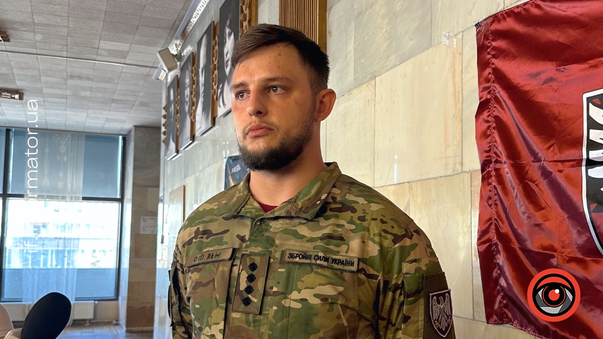 Капітан Богдан Зоненко під час фотовиставки «Ненароджені для війни» у Франківському драмтеатрі 31 липня 2026 року. Фото: Олександра Сухарник