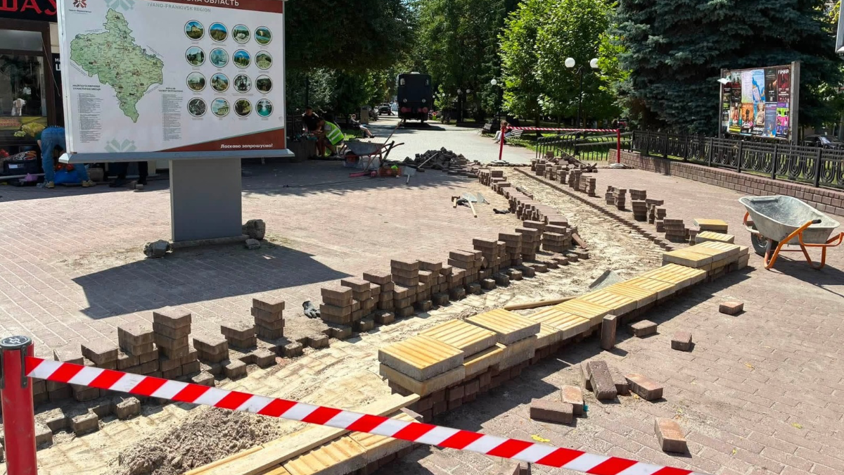 На Привокзальній площі у Франківську почали облаштовувати безбарʼєрний простір