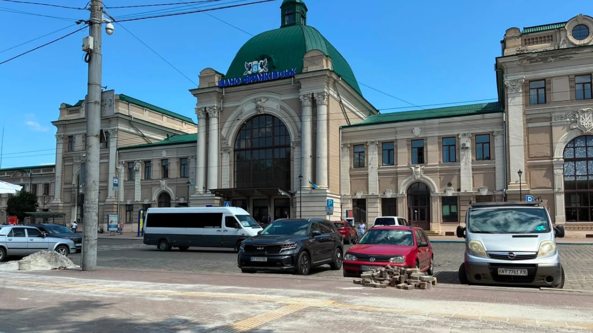 На Привокзальній площі у Франківську почали облаштовувати безбарʼєрний простір