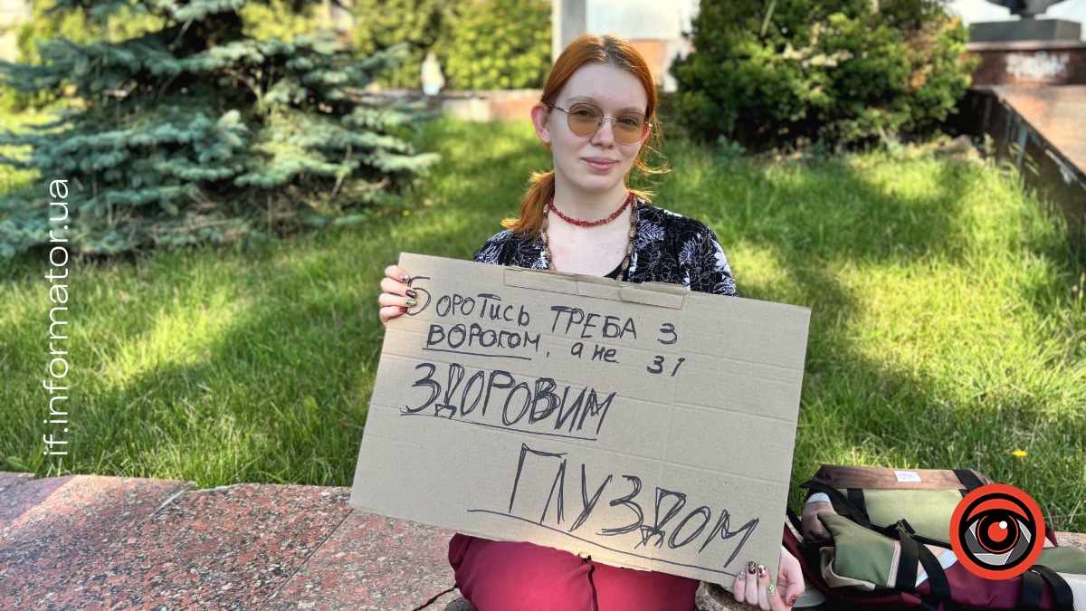 Учасниця Ярослава Несесюк під час мирного протесту проти звільнення Михайла Федорова з посади міністра оборони. Фото: Тетяна Сарай