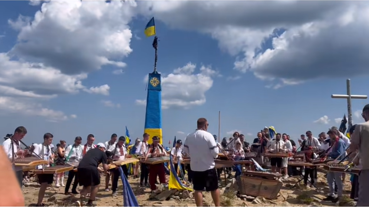 30 цимбалістів виконали композицію на Говерлі та встановили рекорд Україн