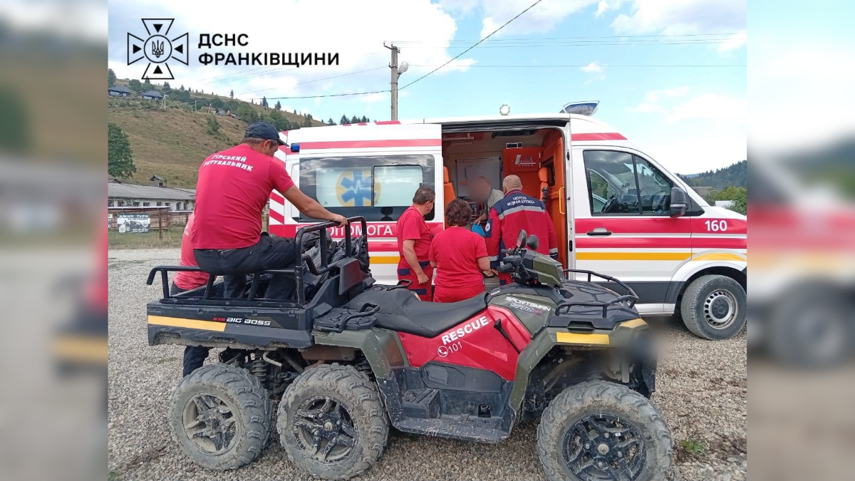Травмував спину під час походу: на Франківщині рятувальники надали допомогу туристу з Харкова
