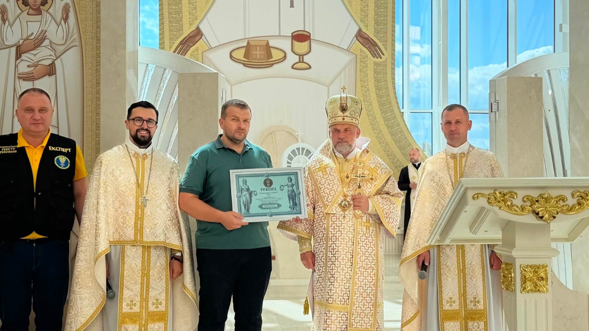 На Прикарпатті Старунський хрест, встановлений на вершині Хресної дороги, офіційно внесли до Національного реєстру рекордів України як найвищий хрест в державі