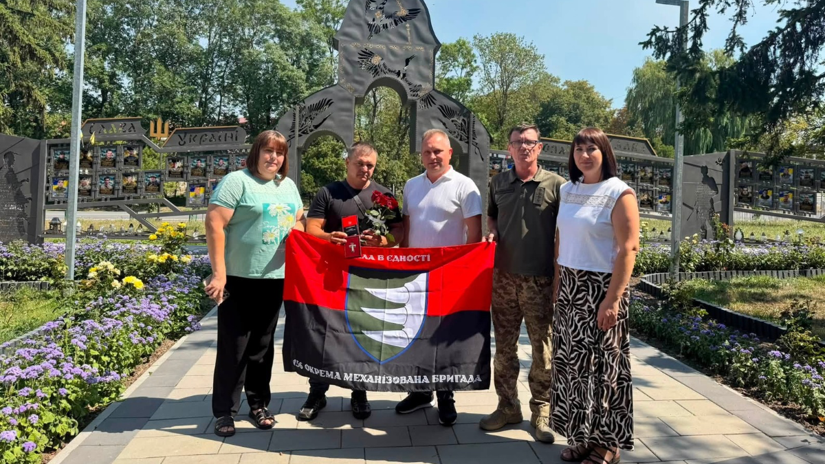 У Бурштині родичу полеглого бійця Ярослава Климчука передали орден «Хрест Героя»