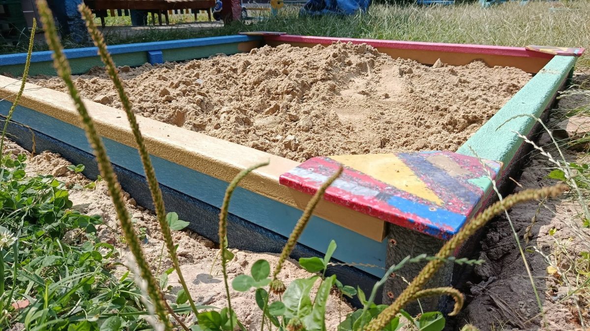 У франківському дитсадку встановили пісочницю з перероблених пластикових кришечок
