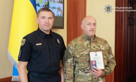 Виборював життя бійців у самої смерті: прикарпатський поліцейський отримав відзнаку «За збережене життя»