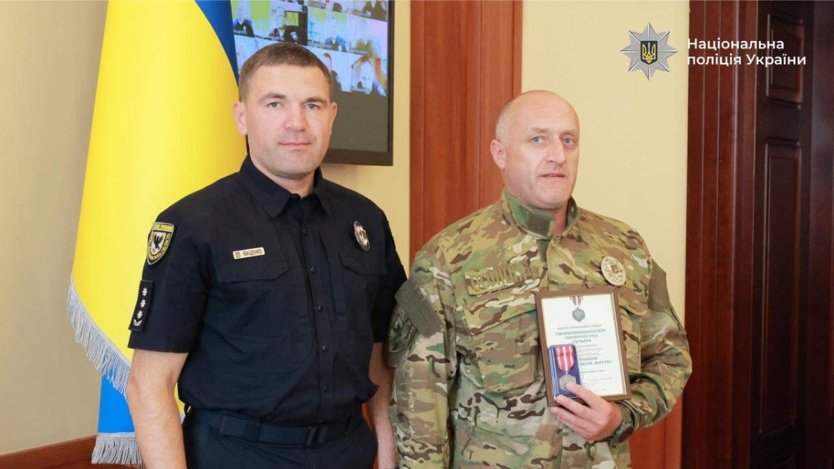 Виборював життя бійців у самої смерті: прикарпатський поліцейський отримав відзнаку «За збережене життя»
