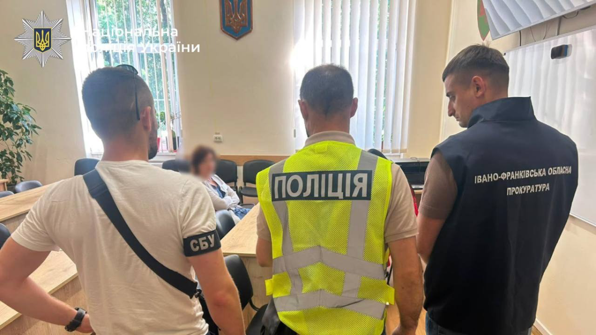 У Франківську лікарці повідомили про підозру у вимаганні 5 000 доларів у військовослужбовця