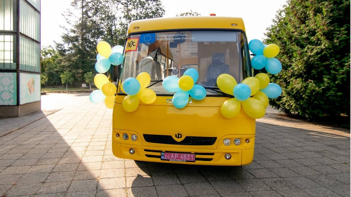 Двом ліцеям Прикарпаття передали шкільні автобуси