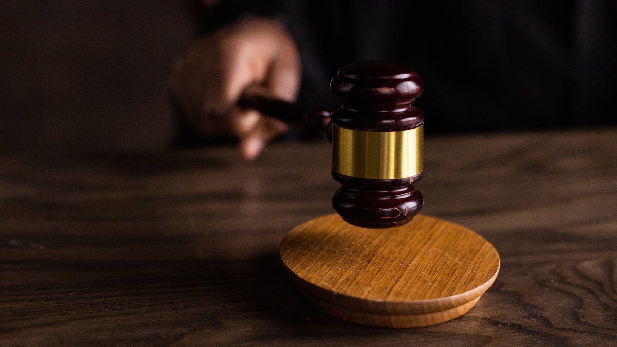 Суд виніс вирок прикарпатцю, який організував вимагання 10 тисяч доларів неіснуючого боргу у знайомого.