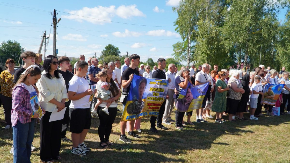 У Старому Лисці відкрили пам’ятну алею на честь зниклих безвісти захисників