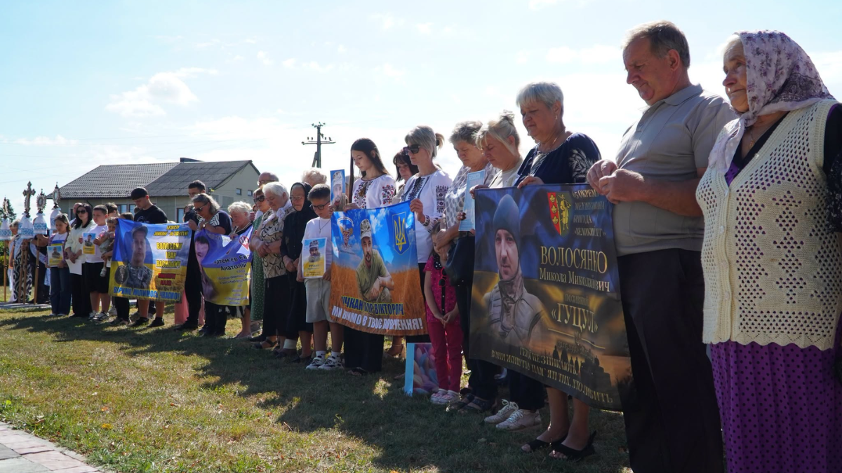 У Старому Лисці відкрили пам’ятну алею на честь зниклих безвісти захисників