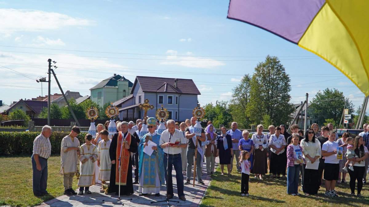 У Старому Лисці відкрили пам’ятну алею на честь зниклих безвісти захисників